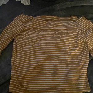 This cute off shoulders crop top is honestly really cute.